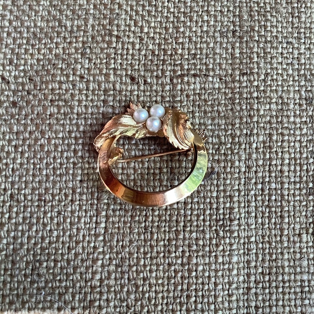 Vintage Sarah Coventry Gold Tone Leaf and Faux Pearl Brooch